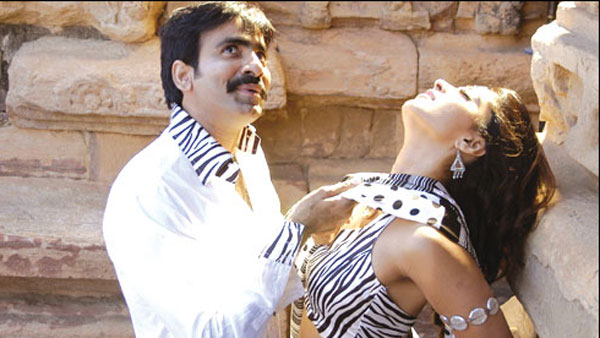 రవితేజతో రొమాంటిక్ సీన్స్.. తప్పలేదు మరి 