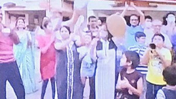 ఐదుగంటలకు బాల్కనీలో..