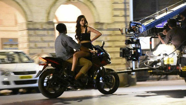 బైకు మీదే హీరోయిన్తో రొమాన్స్.!