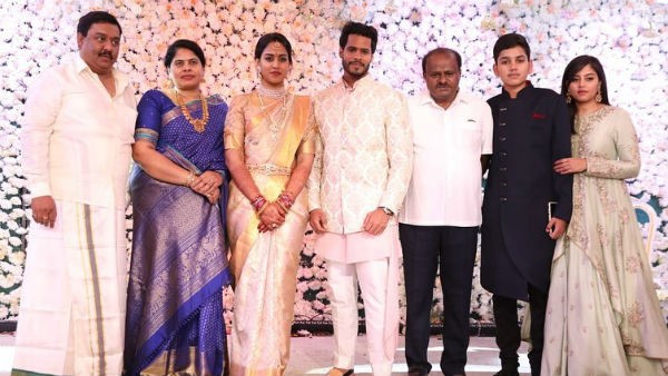 ఇరు కుటుంబాల సభ్యులు మాత్రమే