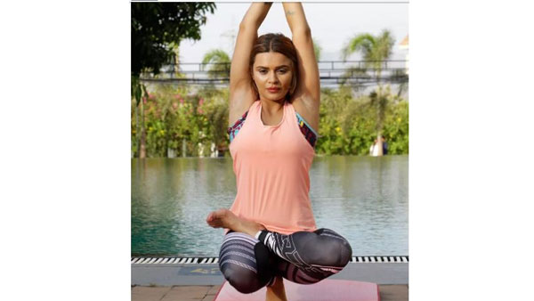 ఆష్కా గొరాడియా హాట్ యోగా