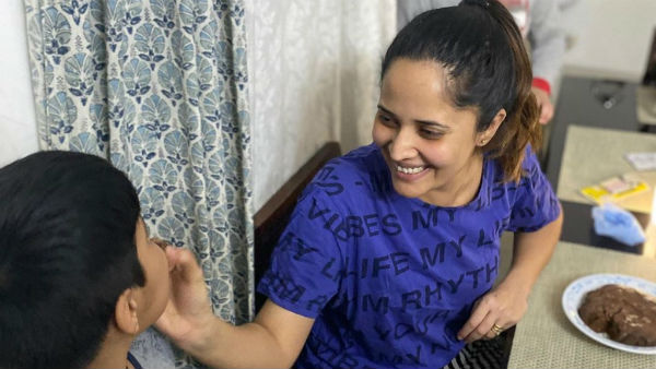 సోషల్ డిస్టెన్స్ పాటిస్తూ