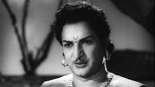 లేచి నిలబడిన ఎన్టీఆర్..