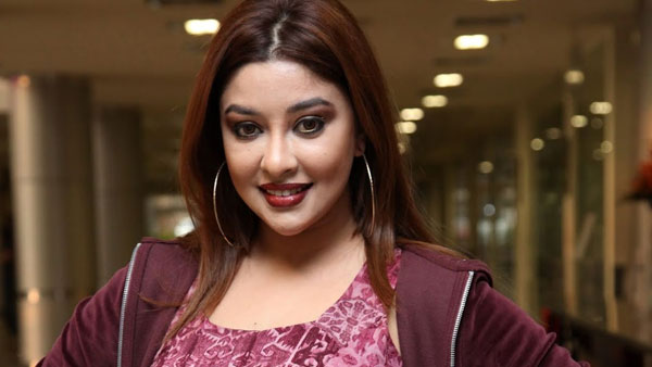 పక్కున నవ్వేసిన పాయల్..