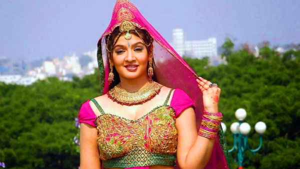 యువ హీరోతో పీకల్లోతు ప్రేమలో