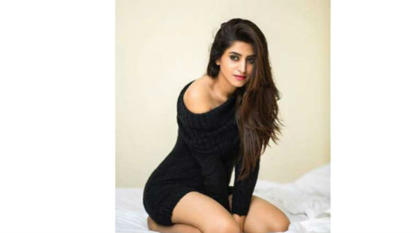 షాకింగ్: యమ హాట్‌గా యాంకర్ వర్షిణి