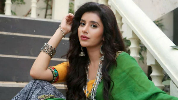 నీ అందాలు చూపించుకోవాలంటే