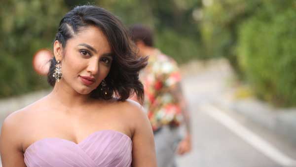 బాలీవుడ్ తారలు దేనికైనా రెడీ అంటూ