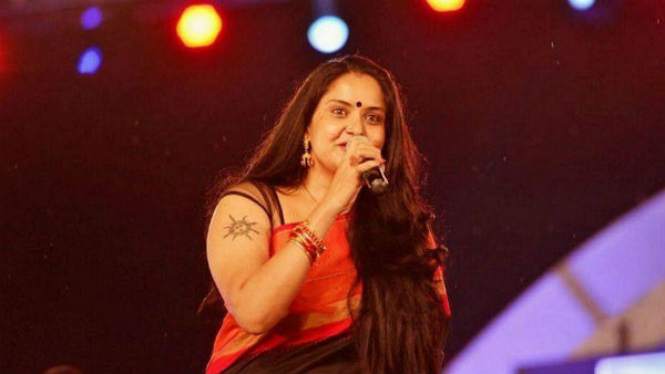 నడుమందాలను వయ్యారంగా..