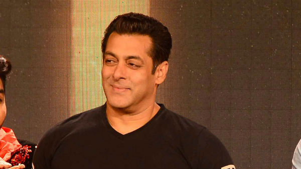 స్వయంగా చీపురు పట్టి..