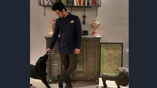 మొబైల్ ఫోనులో సుశాంత్ బొమ్మను చూస్తూ