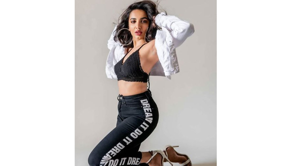 చొక్కా విప్పేసి..