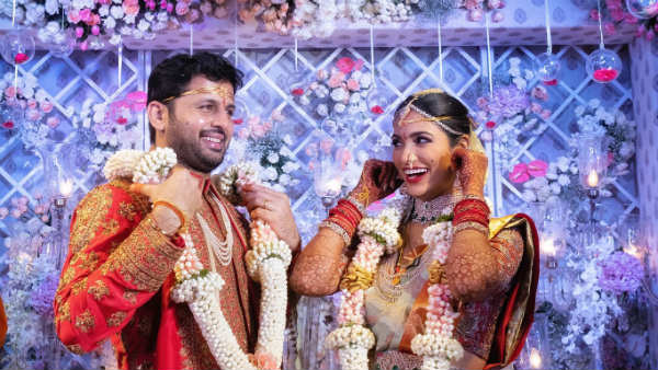 పూలదండలు మార్చుకొని..