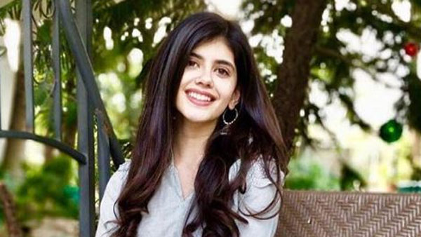 బాలనటిగా ఇండస్ట్రీలోకి