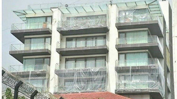 షారుక్ ఇంటికి ప్లాస్టిక్ కవర్స్