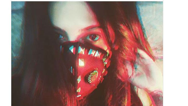 నల్లటి వస్త్రంపై సీతాకోక చిలుక బొమ్మలతో