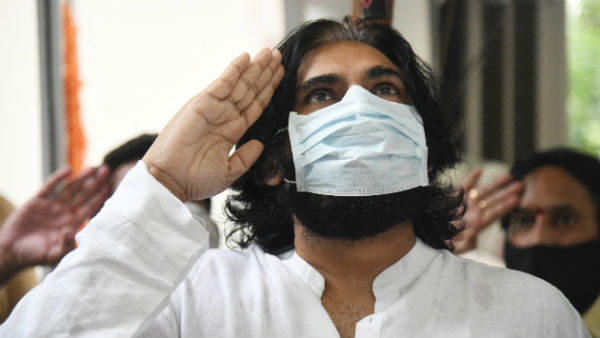 జెండా ఎగురవేసిన పవన్..