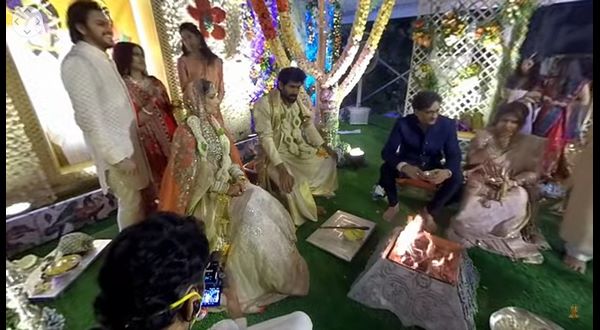 పెళ్లి కార్యక్రమాన్ని నిర్వహిస్తున్న వేదపండితులు