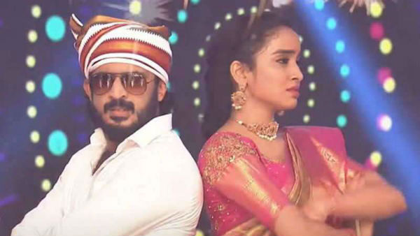  లేడీ యాంకర్‌కు సపర్యలు..