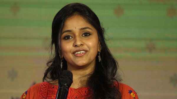 నాతో ఎలా ఆడుకుందంటే.. ఆ అనుభవాలతో కొన్ని వీడియోలు పెడతాను.. సింగర్ స్మిత కామెంట్