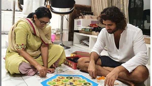 తల్లిదండ్రులతో కలిసి