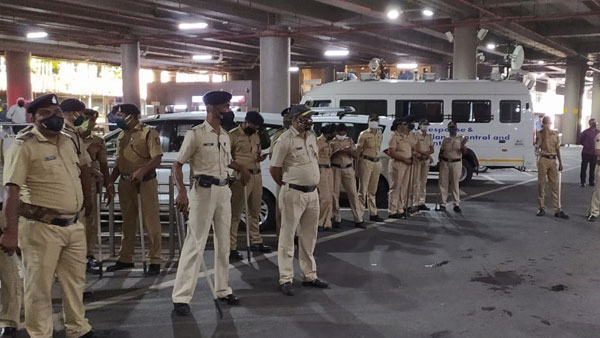 ముందుస్తు జాగ్రత్తగా ఎయిర్‌పోర్టులో