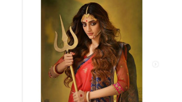 దుర్గామాతగా కనిపించడంపై ఆగ్రహం