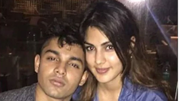 రియా సోదరుడితో డ్రగ్ డీలర్..