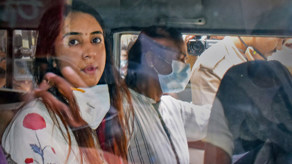 సెక్స్ రాకెట్‌తో సంబంధాలు..