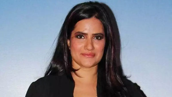 హీరోయిన్లు డ్రగ్స్ తీసుకొంటే.. హీరోలు పాలు తాగి.. బిస్కెట్లు తింటున్నారా? యువ సింగర్ ఆగ్రహం