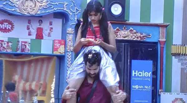 హారిక, అరియానా గొడవ పడి