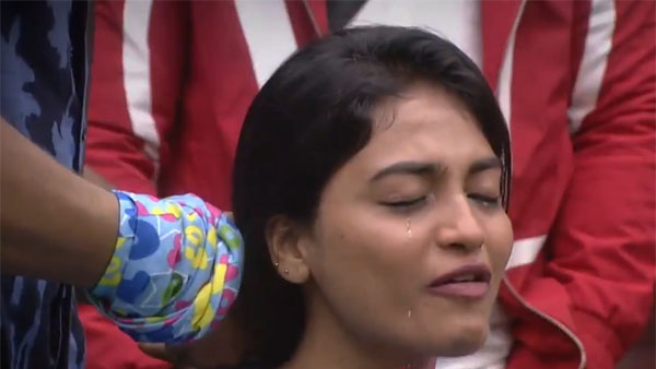 పొట్టి బట్టలు, హాట్ డ్యాన్స్‌తో రచ్చ రచ్చ