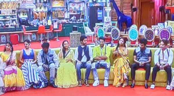 డమ్ చరేడ్ ఆడిస్తూ.. అరియానా, నోయల్‌ను సేఫ్