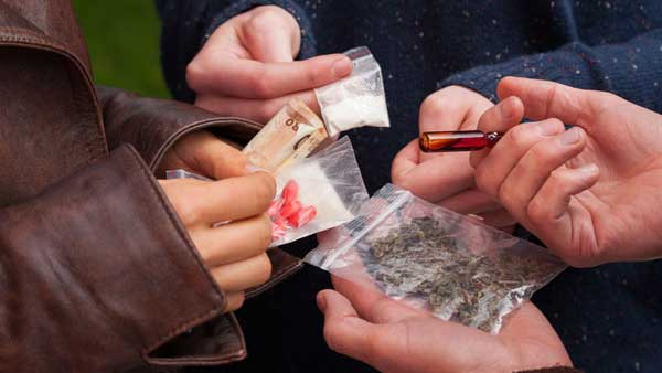 సూపర్‌స్టార్లకు డ్రగ్స్ రాకెట్‌తో సంబంధాలు