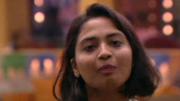 హారిక చెడ్డిలో చేయి పెట్టేసి