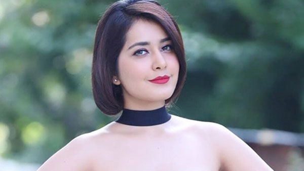 సోషల్ మీడియాలోనూ పద్దతిగానే..