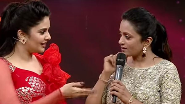 సుమ నీకు వయసు పెరుగుతుంటే అంటూ శ్రీముఖి