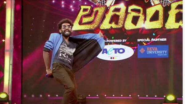 వైఎస్ జగన్‌లా నమస్తే చేస్తూ స్కిట్