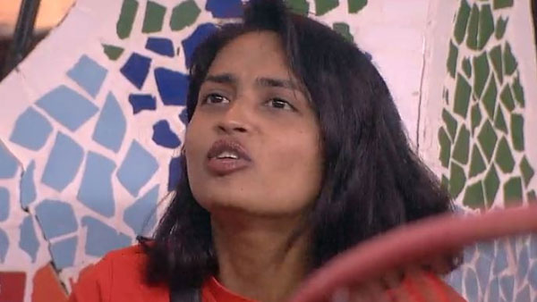 వాళ్లకే హాగ్స్ ఇస్తున్నావు..