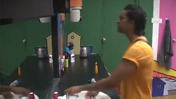 వాష్ రూమ్ లో అరుపులు