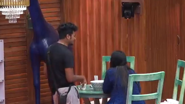 మోనాల్ కోసం పాట పాడుతూ అవినాష్