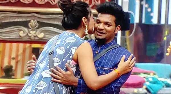 ఇంటి సభ్యులు ఒకరిని ఒకరు ఇమిటేట్ చేసుకొంటూ