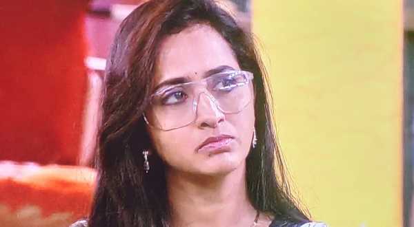 లాస్య సీసాతో గట్టిగా కొట్టింది