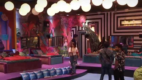 బాత్రూమ్ డోర్ తెరిస్తే పని చూసుకుంటాం