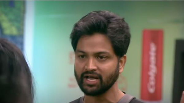 ఏదైనా చెబితే చెవిలో ఊదుతావా?