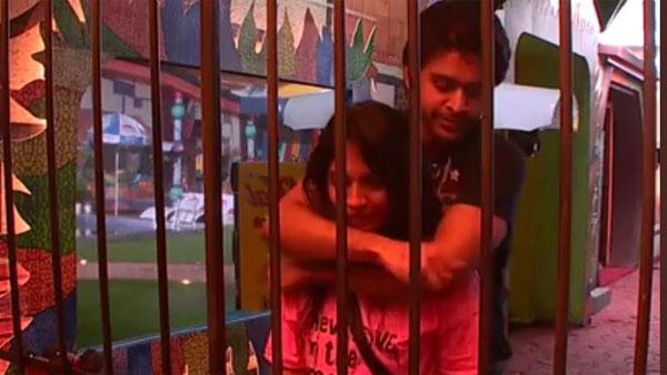 హగ్ ఇచ్చిన హారిక