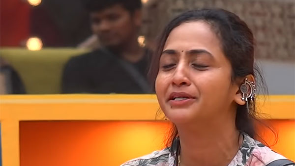 కన్నింగ్ స్మైల్.. పుల్లలు పెడుతూ..