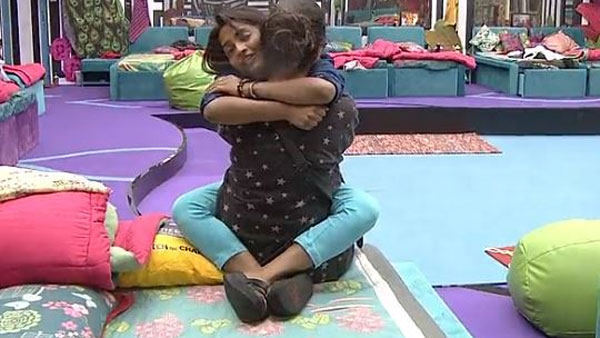 కౌగిలించుకొని.. మోనాల్‌కు ఓదార్పు