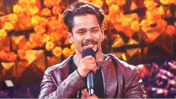  స్టేజ్ మీద నుంచి..