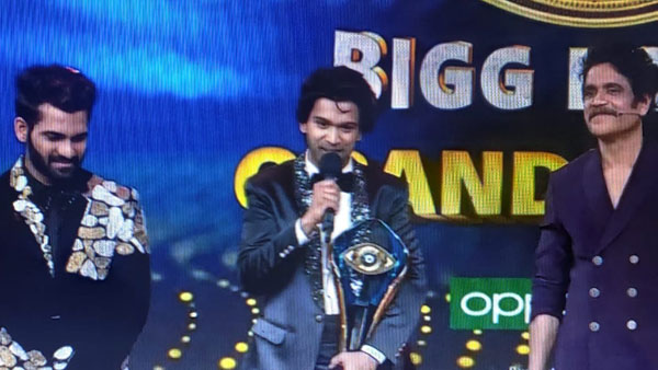 అఖిల్‌లో చేతిలో ట్రోఫి పెట్టి